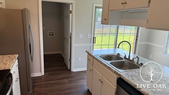 Building Photo - MOVE-IN SPECIAL: $500 OFF 1st MONTH'S RENT!**