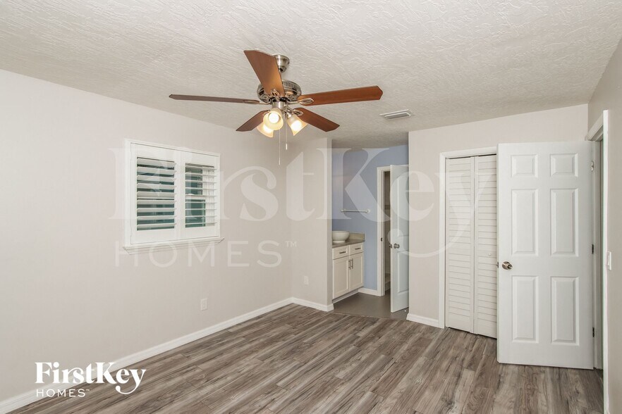 Building Photo - 525 Sacre Coeur Dr