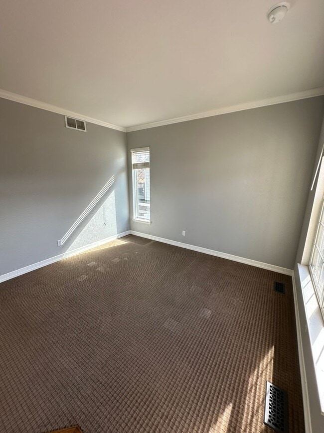 Building Photo - Beautiful Home in Windsor!