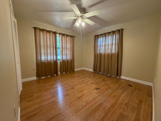 Building Photo - Windward Meadows 3BR/2BA on 1 Acre with Fenced Yard