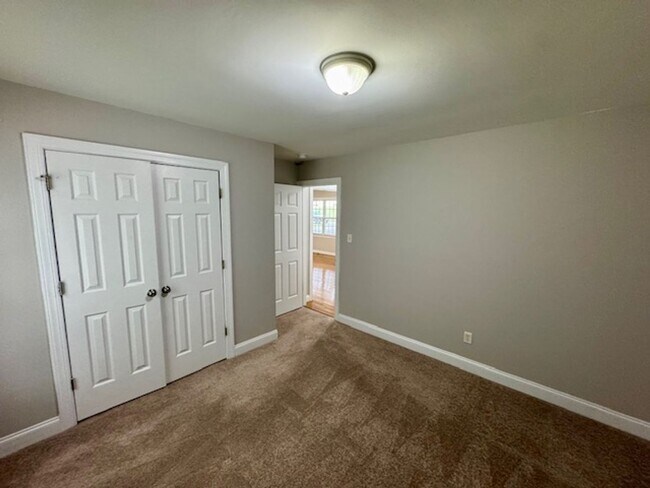 Building Photo - 5 minutes to White Oak!