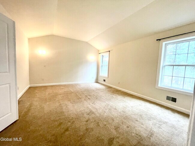 Building Photo - 11 Poplar Dr