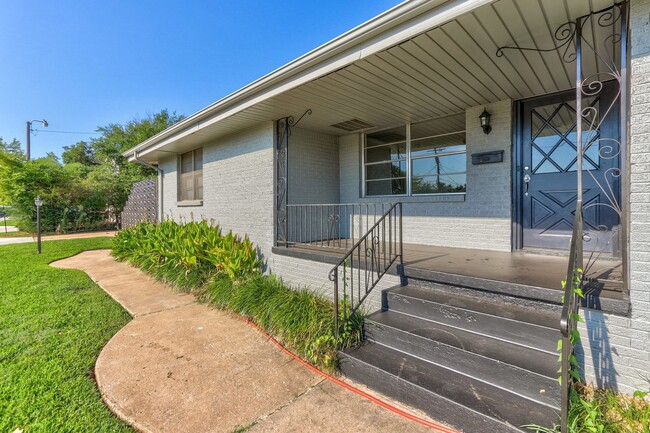 Building Photo - Charming Home with Natural Light Near Penn...