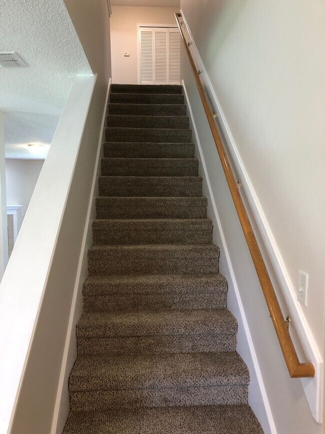 Building Photo - Large 5 Bedroom, 3 Bathroom Single Family Home