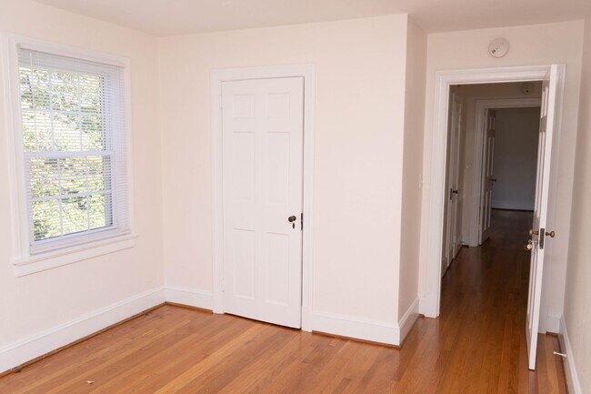 Building Photo - 3 Bedroom Home Located Near UVA