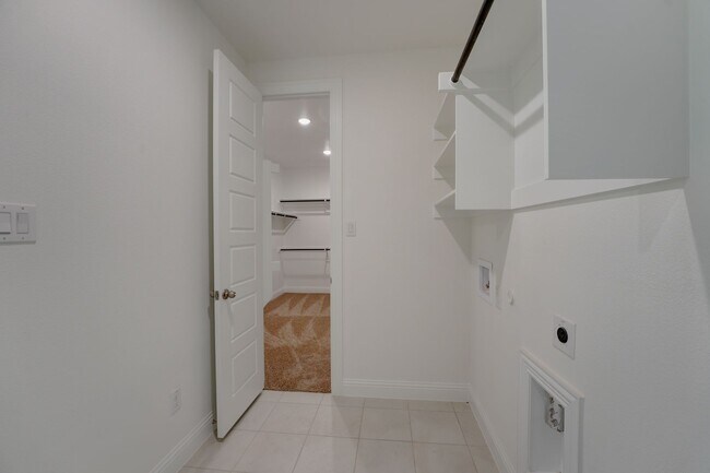 Building Photo - Must See 5 Bed 4.5 Bath in Northlake
