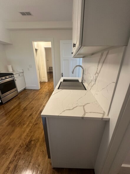 Building Photo - 418 Pleasant St