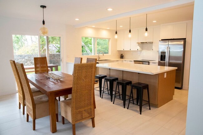 Building Photo - Beautifully Appointed Fully Furnished 4 bedroom/3 bathroom Kuau BayView House w/ Ocean views