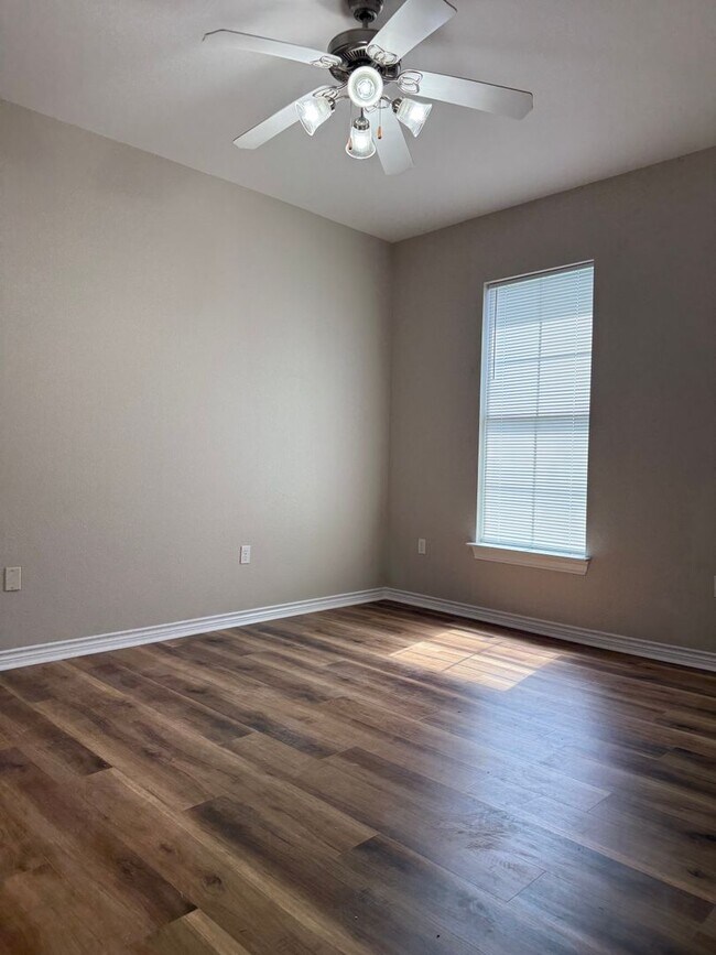 Building Photo - 41206 Colonial Dr