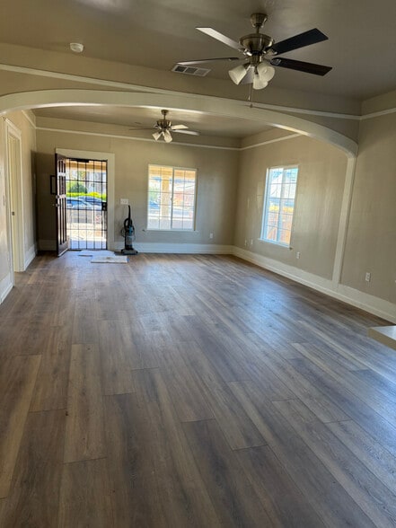 Building Photo - 418 N Elmwood Ave