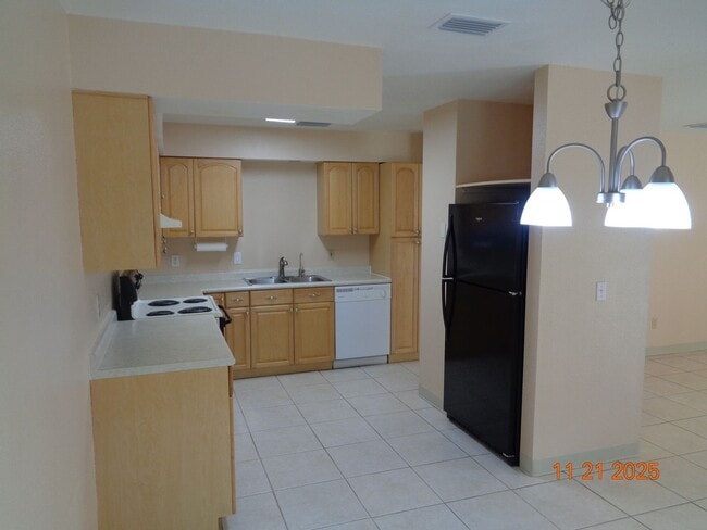 Building Photo - PRICE REDUCED! WELL MAINTAINED FLORIDA SHORES 2BR 1BA DUPLEX FOR RENT