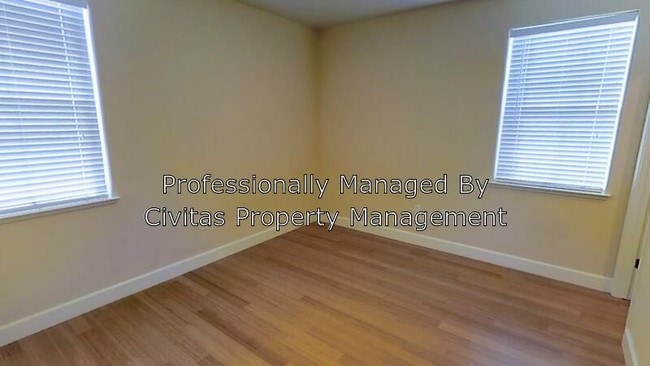 Building Photo - Newer 2/2 Townhome - Bonus Room Pool and More