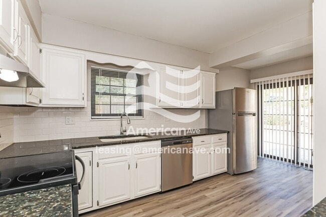 Building Photo - 297 E Melford Ave