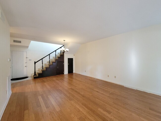 Building Photo - BEAUTIFUL UPDATED 2 BEDROOM 2 BATH CONDO. ...