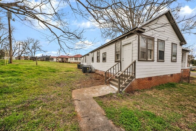 Building Photo - Spacious 2-Bedroom Duplex in Talladega – M...