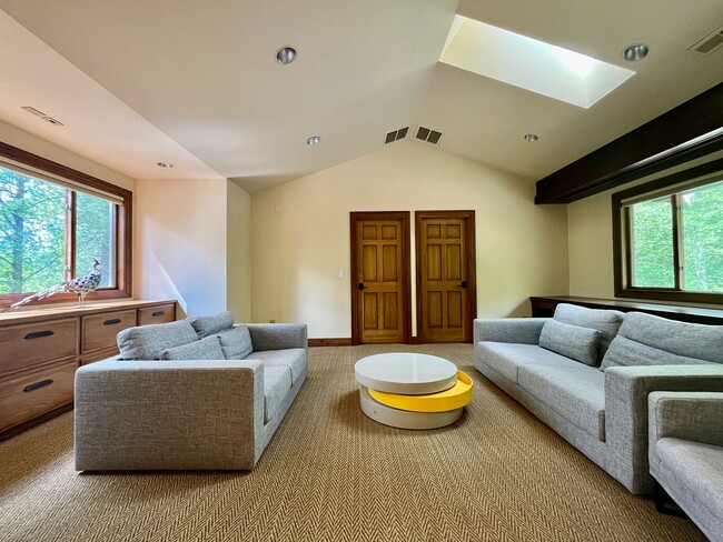 Building Photo - Luxury Estate Retreat in the Heart of Samm...
