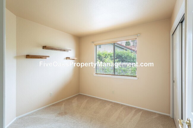 Building Photo - 103 Surbaugh Square