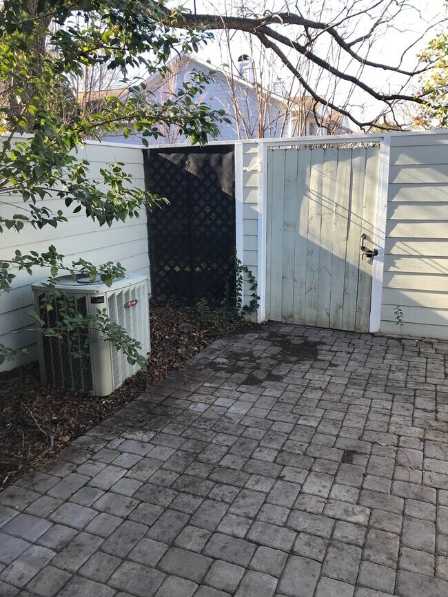 Building Photo - 3 bedroom townhome across from Panthers St...