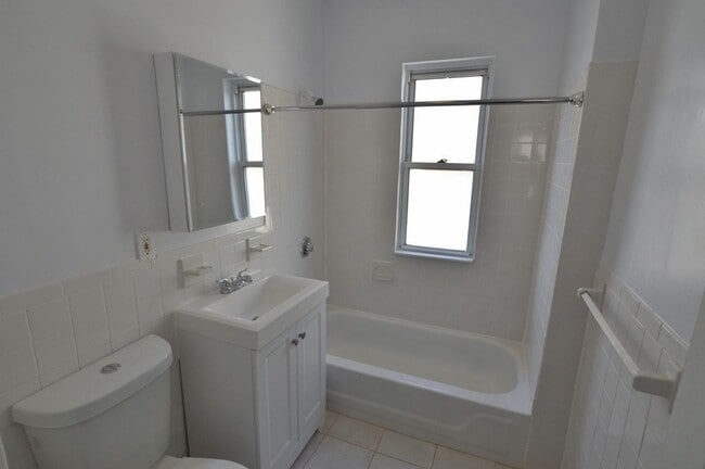 Building Photo - 28 Taft St