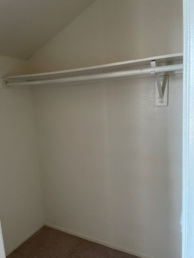 Building Photo - Back gate close 2 bedroom 1.5 bath condo w...