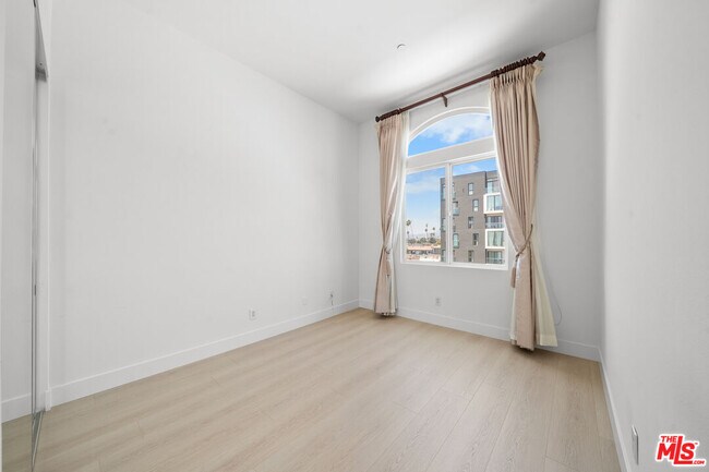 Building Photo - 309 S Mariposa Ave