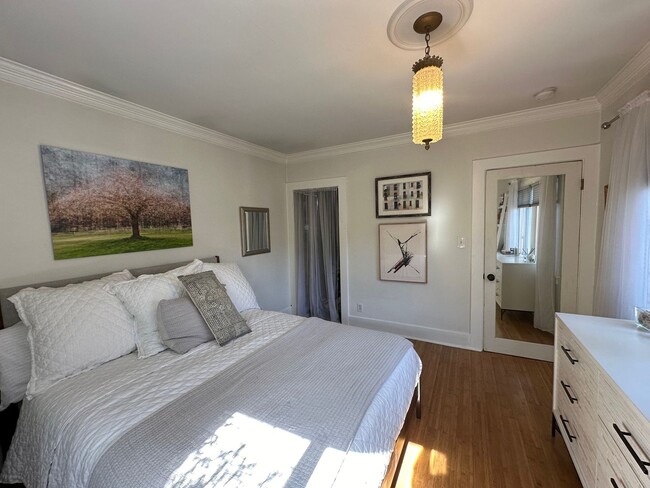 Building Photo - Secluded 2+1 close to Paramount Studios, H...