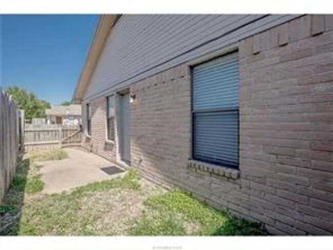 Building Photo - Spacious 3/2 duplex in great location