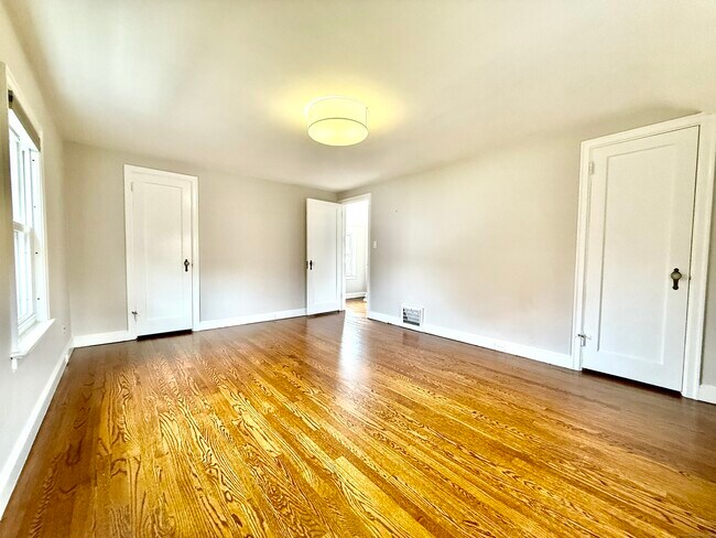 Building Photo - 467 Wilson St