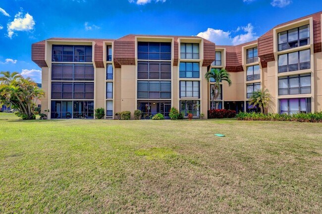 Building Photo - 5390 Woodland Lakes Dr