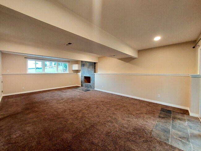 Building Photo - HUGE 5 Bedroom Home - Federal Way