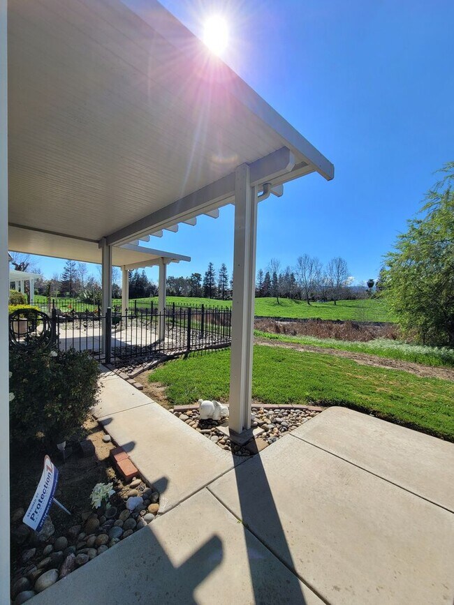 Building Photo - Stunning 2-Bed, 2.5-Bath Entertainer's Gem in Gated Summerset I