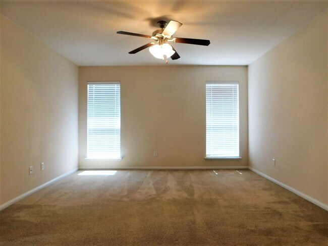 Building Photo - Available Now!!!! Beautiful home located i...