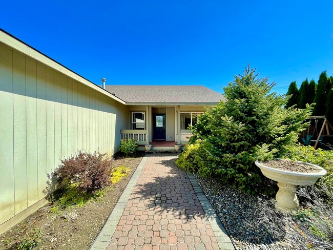 Building Photo - Charming 3 Bed 2 Bath Home with attached G...