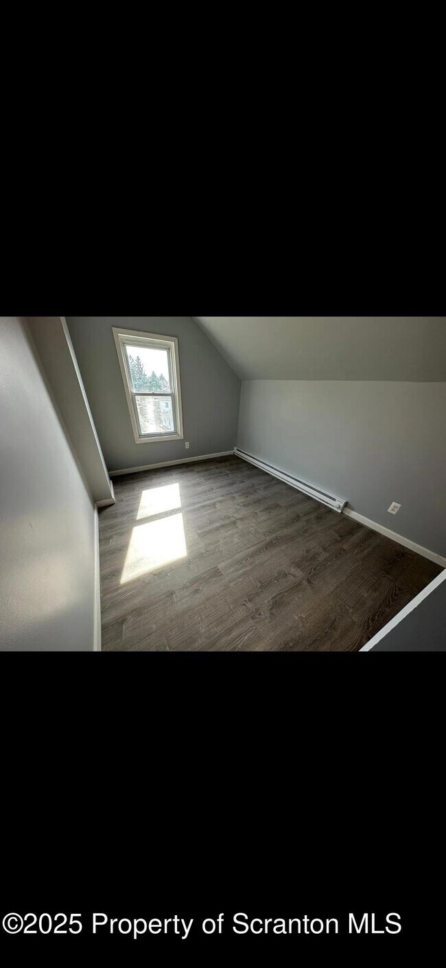 Building Photo - 618 Gibbons St