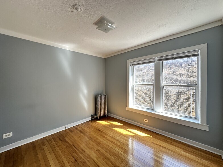 Building Photo - 5662 N Ridge Ave