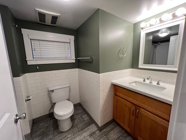 Building Photo - Spacious Two-Story Home on Private Land in the Desirable Issaquah School District