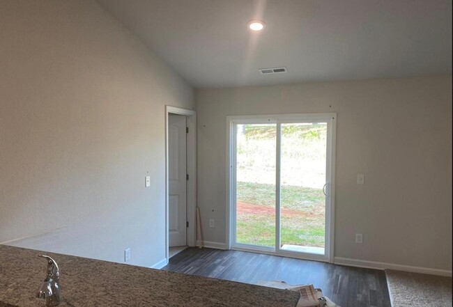 Building Photo - Stunning ranch style home with 3 bedrooms,...