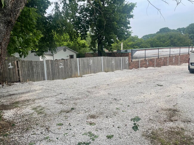 Building Photo - 127 Montmullin St