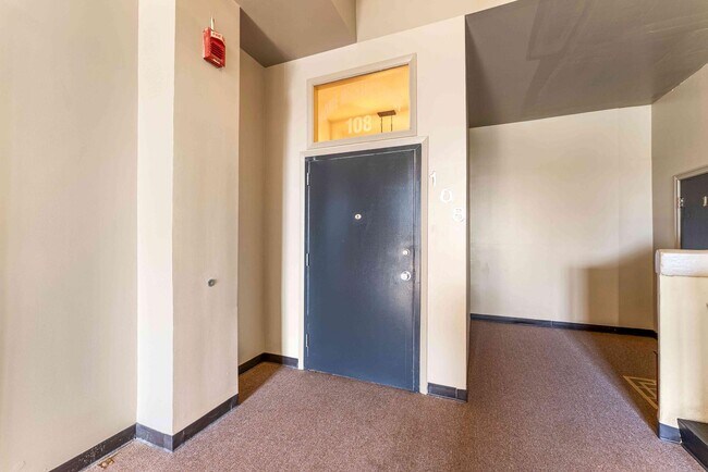 Building Photo - 523 N Bertrand St