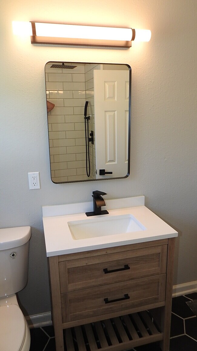 Building Photo - 3 bed 1 bath in Midtown KC