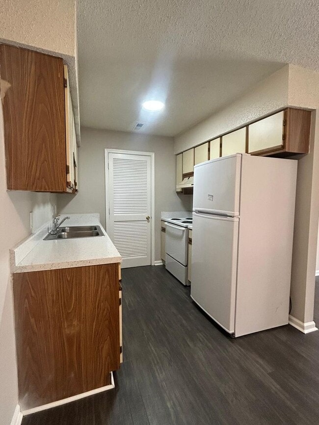 Building Photo - Modern Comfort & Convenience at Westfield Gardens Lexington  - 353F