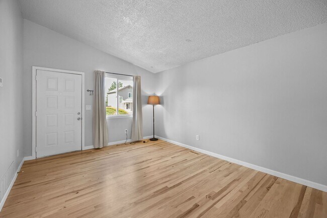 Building Photo - 2 Bed/1 Bath Close to Buckley Space Force