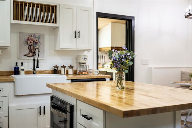 Building Photo - 152 Baxter Rd