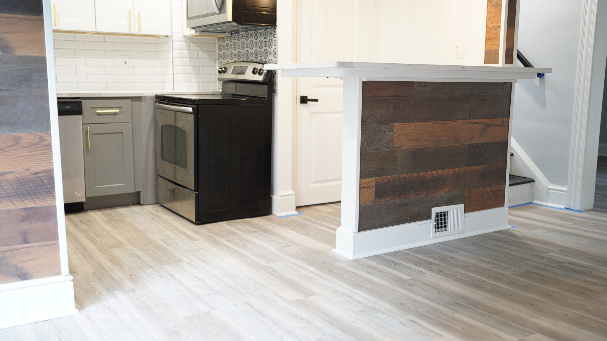 Building Photo - 3370 Parkview Ave