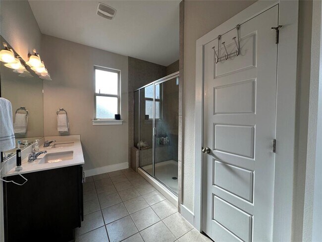 Building Photo - 8020 Annalise Dr