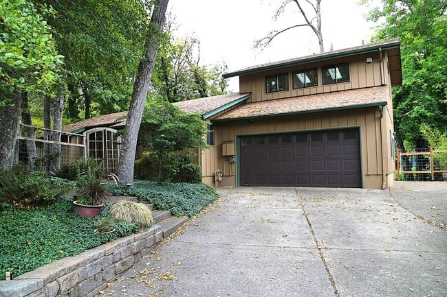 Building Photo - 4 bed 3 bath home, Lease through June 2027