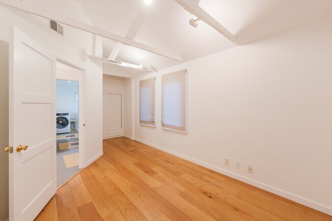 Building Photo - Classic Hermosa Beach Home!