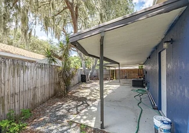 carport - 4673 Camberly St