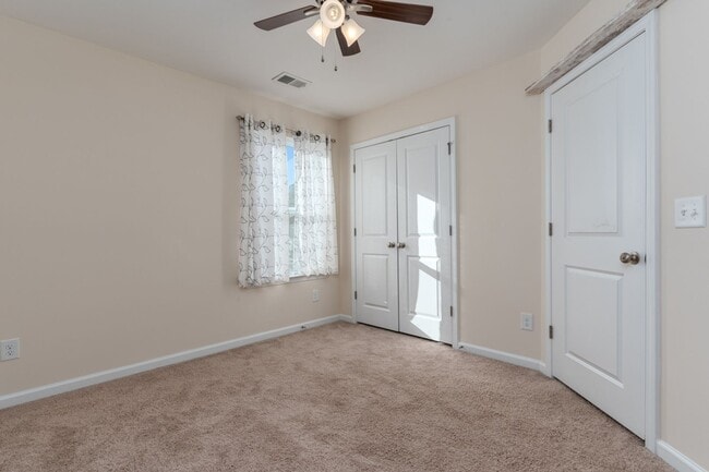Building Photo - Amazing home in quiet and established neighborhood