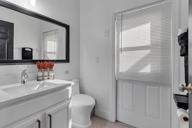 Building Photo - 16748 Lazy Breeze Loop